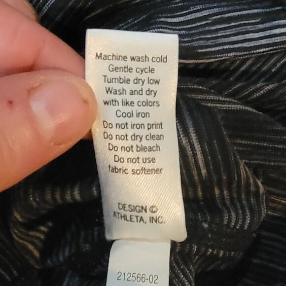 Women's Athleta Black Space Workout Capri leggings Sz Large - Picture 2 of 7